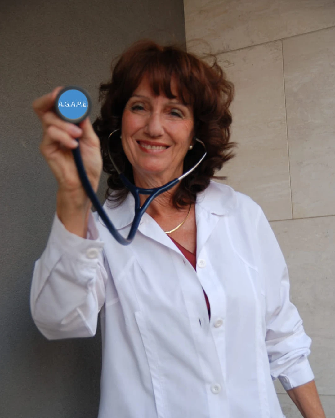 Dott.ssa Antonella Toselli, medico chirurgo e nutrizionista, con stetoscopio A.G.A.P.E.
